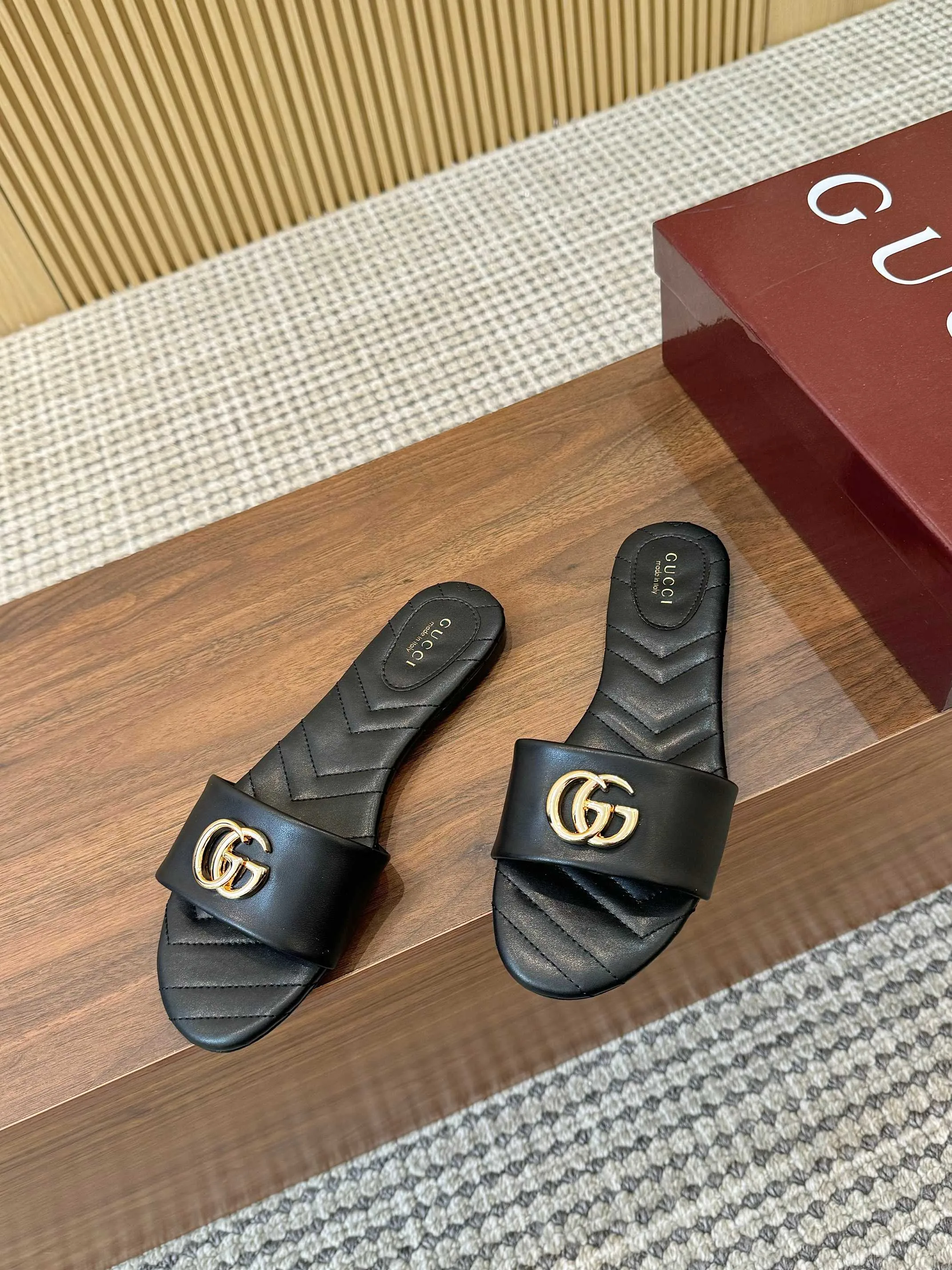 👟👟Ex-factory price 440👟👟 💯💯💯Gucci 2025 spring and summer latest popular slip-on sandals series... [Round toe] Latest double G buckle. Embroidery style Original quality 🍃Original European style, 💥perfect on the feet💃💃When worn with this shoe, it is elegant and crystal clear. No matter the materials of the accessories, they are all customized one by one. You must go to get the original version. The whole series is full of exciting and innovative elements. The texture of different materials, the texture of the materials, and the expression of the materials have a strong artistic atmosphere... ❶ Upper: imported cowhide ❷ Inner lining: customized imported sheepskin ❸ Foot pads: customized imported sheepskin ❹ Outsole: imported Italian genuine leather outsole ❺ Heel height: 1.5CM ❻ Packaging: Original full set of packaging ❼ Code number: 35-43 (41.42.43 customized is not returnable)